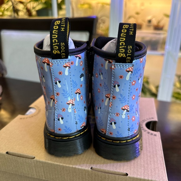 ❌SOLD❌ Dr. Martens 1460 PATENT WOODLAND LACE UP BOOTS - Picture 5 of 8